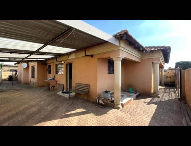 3 BEDROOM HOUSE FOR SALE IN KAGISO